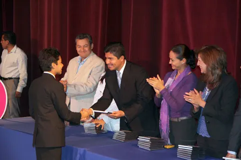 ERP entrega reconocimiento a 150 niños destacados de la capital poblana