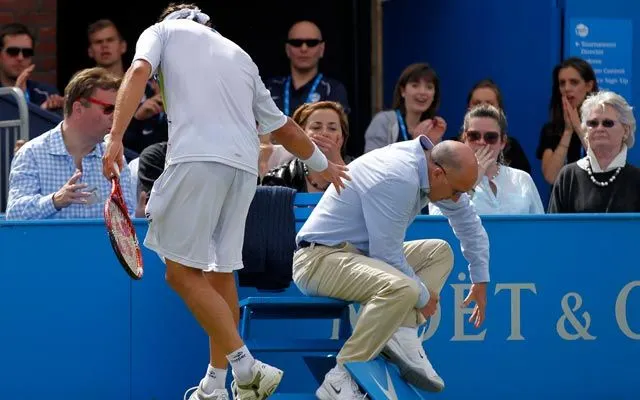 Descalifican a Nalbandian por patear a un juez (VIDEO)