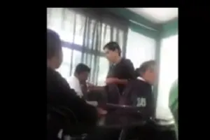 Suspende SEP a maestra que enseñaba a jóvenes beber tequila