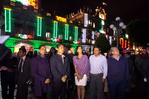 ERP inaugura iluminación artística en 6 fuentes de la capital poblana