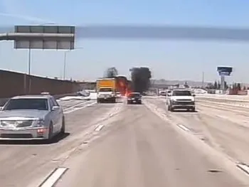 Avioneta explota tras aterrizaje de emergencia en autopista de California