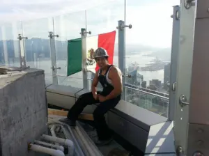 Mexicano detalla su hazaña de colocar bandera en Torre Trump