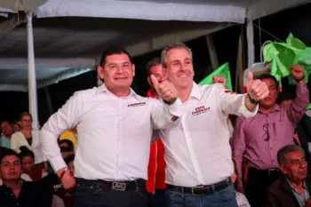 Alejandro Armenta presencia transmisión del debate presidencial en el Parque Juárez