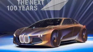 El lujoso auto de BMW que se maneja solo o te deja el control