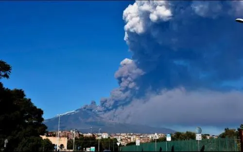 Volcán Etna en Sicilia registra erupción