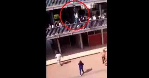 Video: Estudiante se lanza de segundo piso en secundaria de Jalisco