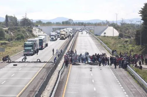 Grupos delincuenciales son los que mantienen tomada la autopista México-Veracruz: SSG