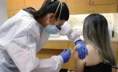 Por reacción adversa, suspenden pruebas de vacuna contra Covid de Oxford, en la que participa México