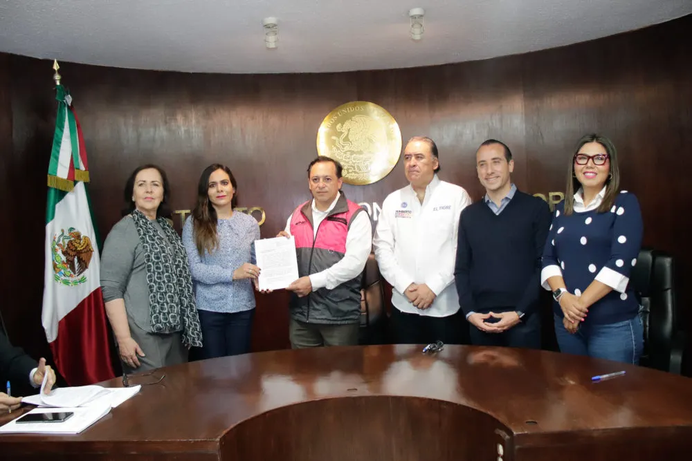 Panitas presentan queja en el INE