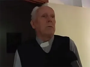 Cesan a sacerdote por justificar pederastia: “niños anhelan afecto”