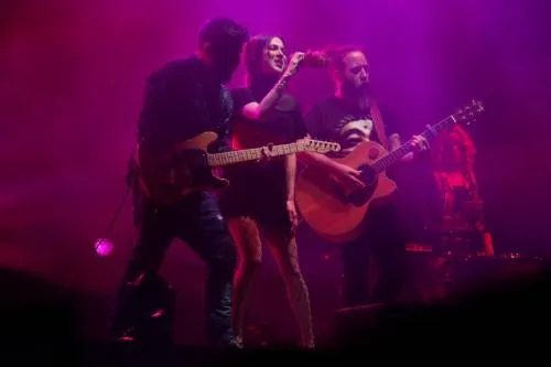 Paty Cantú enamora a miles de poblanos en Outlet Puebla