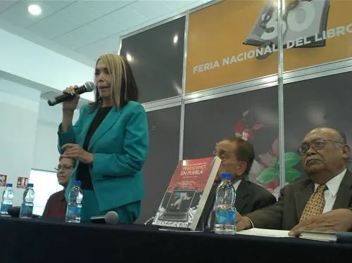 Presentan libro sobre recuento histórico del periodismo poblano