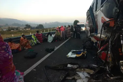 Tráiler choca con autobús de peregrinos; hay dos muertos y 20 lesionados