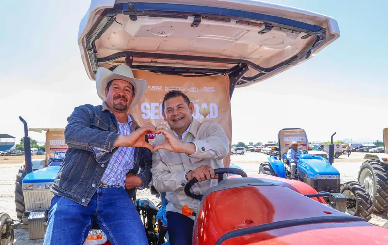 Gobierno de Puebla cumple un sueño: 27 módulos de maquinaria, drones y tractores