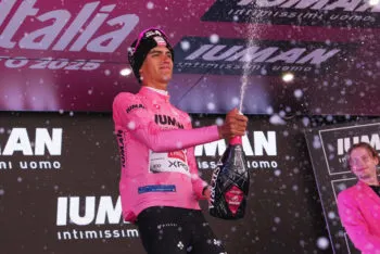 Isaac del Toro mantiene la maglia rosa y amplía ventaja en el Giro de Italia 2025
