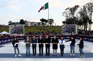 Moreno Valle y Tony Gali inauguran pista de hielo en los Fuertes