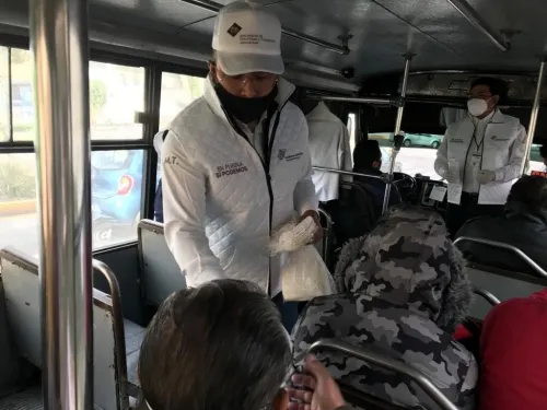 Entregan SMT y Economía cubrebocas a usuarios del transporte público