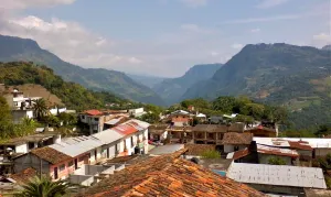 Supervisa gobierno infraestructura de salud y educación en Pahuatlán