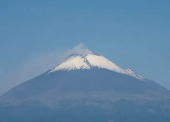 Volcán Popocatépetl amanece ligeramente cubierto de nieve tras intensas lluvias