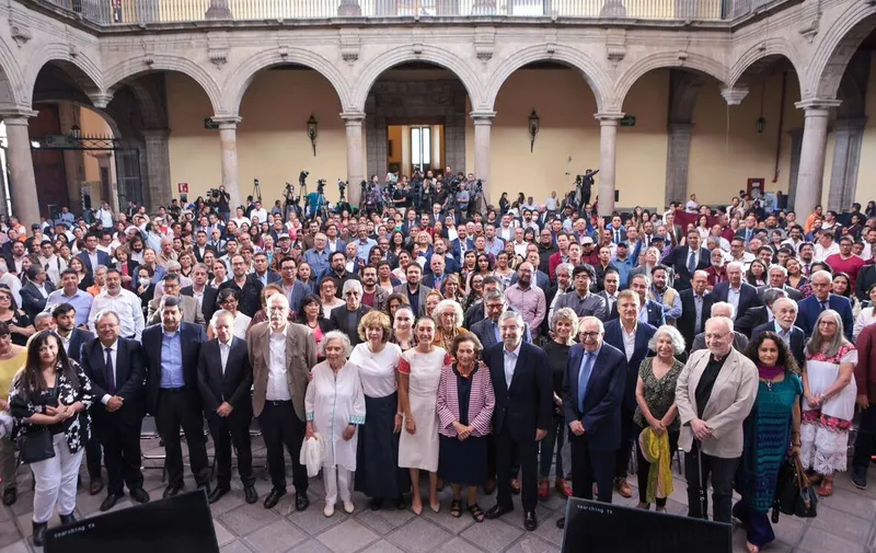’’Nuestro gobierno va a estar marcado por el apoyo a la ciencia, a la tecnología, a la innovación, las humanidades y la cultura como parte fundamental’’, así lo aseguró Claudia Sheinbaum Pardo, candidata a la Presidencia de México por la Coalición “Sigamos Haciendo Historia” (Morena-PT-PVEM), durante el diálogo: ‘’Educación, Ciencia y Tecnología’’, que sostuvo con académicos, académicas, científicos y científicas de diferentes puntos de la República Mexicana, a quienes aseguró que con la 4T México seguirá aprovechando su potencial de desarrollo de la mano de la investigación y la educación. ’’Mi compromiso siempre será por el desarrollo de la educación, de la ciencia, de las humanidades y de un México próspero y con justicia’’, agregó. En su mensaje, Claudia Sheinbaum hizo hincapié en que durante su sexenio los científicos y académicos tendrán plena libertad de investigación, pues aseguró que de esta manera se abre el camino a la innovación, a los derechos para todo el pueblo de México y por lo tanto a la justicia ’’La ciencia es parte sustantiva del desarrollo y al mismo tiempo la ciencia, el desarrollo tecnológico, la innovación son parte del acceso a los derechos. Vamos a pugnar por la libertad de investigación, pero también es la ciencia para poder cumplir la justicia social y también son las humanidades para poder cumplir con la justicia social (...) Le podemos llamar por el bien de todos, primero los pobres, le podemos llamar prosperidad compartida; pero nuestro gobierno lleva enmarcado una gran frase, que es, justicia’’, manifestó. En este mismo sentido, puntualizó que los investigadores e investigadoras de México son parte fundamental del crecimiento de una nación justa en todos los sentidos, por lo que los convoco a ser parte de la continuidad de la 4T la cual se traduce, entre otras cosas, en proyectos que buscan seguir mejorando la calidad de vida de los mexicanos y mexicanas a través de atención médica de calidad, garantizar la soberanía alimentaria, así como el desarrollo de infraestructura como la construcción de 10 nuevos polos del bienestar que forman parte de su proyecto de nación. WhatsApp Image 2024-04-30 at 12.24.17 WhatsApp Image 2024-04-30 at 12.24.16 1 ’’Estos 10 polos de desarrollo, con decenas de parques industriales que pueden desarrollarse en nuestro país van requerir de una investigación muy importante vinculada con el desarrollo y la academia’’, puntualizó. Asimismo, Claudia Sheinbaum reiteró que en la Cuarta Transformación la educación será uno de los pilares más importantes, pues aseveró que el mejor camino para la construcción de un México con justicia y paz, es lograr que los niños, niñas, las y los jóvenes estén en las aulas. ‘’En la medida en la que tengamos a los adolescentes, a los niños y a las niñas. a las y los jóvenes en la escuela, en esa medida vamos a seguir construyendo un país de paz, de prosperidad, un país de justicia’’, puntualizó. Durante el diálogo con los académicos y científicos, la doctora Rosaura Ruiz Gutiérrez, Coordinadora del Eje de Educación, Ciencia y Tecnología, presentó los puntos que conforman la estrategia de gobierno ‘’República Educadora, Humanista y Científica’’, entre los que se destacan acciones como la creación de Centros Públicos de Educación Inicial para la primera infancia; otorgar en las 32 entidades federativas la ‘’Beca para el Bienestar en Educación’’; ampliar la cobertura de programas como ‘’La Escuela es Nuestra’’; así como la construcción de 150 escuelas nuevas de educación medio superior. Ruiz Gutiérrez también explicó que la estrategia en educación también busca incrementar las becas para estudiantes universitarios y de posgrado; nacionalizar las Universidades Rosario Castellanos y de la Salud, — creadas en la gestión de Claudia Sheinbaum como Jefa de Gobierno de la Ciudad de México —, y asegurar la gratuidad en la educación superior pública. Mientras que, en materia científica; Rosaura Ruiz Gutiérrez, puntualizó que durante el gobierno de Claudia Sheinbaum, México será potencia científica a través del impulso de proyectos para alcanzar la soberanía científica, tecnológica, energética y alimentaria, impulsando la investigación para alcanzar la sostenibilidad alimentaria; la protección del medio ambiente; la prevención y gestión de riesgos y desastres, garantizar mejores servicios de salud; así como el desarrollo del uso de la inteligencia artificial, entre otros. Por lo anterior, Rosaura Ruiz Gutiérrez aseveró que Claudia Sheinbaum ‘’será la presidenta electa, la presidenta de la educación, la ciencia y la tecnología''. Por su parte, Juan Ramon de la Fuente, Coordinador de los Diálogos por la Transformación, puntualizó que durante el gobierno de Claudia Sheinbaum la ciencia y la academia serán parte fundamental en la consolidación de una vida de bienestar, además invitó a científicos, científicas, académicos y académicas a ser parte de la construcción de un México que sea visto como potencia en la ciencia y la educación. ’’El México humanista de la doctora Sheinbaum será también un México profundamente anclado en la ciencia (...) Estamos listos para sacarle provecho al espíritu crítico de la ciencia, que la ciencia se mantenga crítica y con absoluta libertad, eso es lo que quiere el gobierno de Claudia Sheinbaum, ciencia libre, ciencia crítica, ciencia de calidad, ciencia comprometida fundamentalmente con la verdad’’, agregó. En el encuentro también estuvieron presentes, la escritora Elena Poniatowska; la maestra Ifigenia Martínez, política, activista y medalla Belisario Domínguez 2021; la doctora Silvia Torres Castilleja del Instituto de Astronomía de la UNAM, así como los Premios Nacionales de Ciencias y Artes, el doctor David Kershenobich y Lorenzo Meyer.