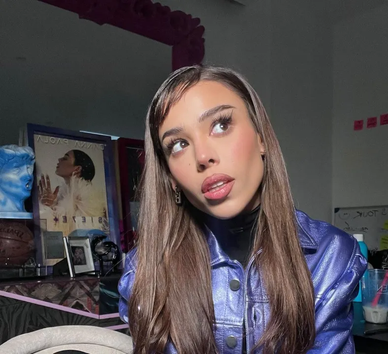 Danna Paola llora al anunciar que debe posponer su gira
