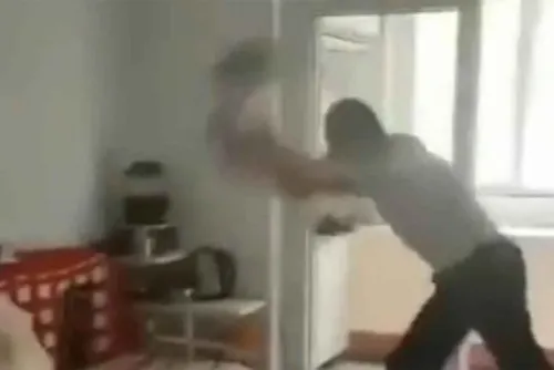 Piden ayuda para identificar a sujeto que azotó a bebé contra un sillón