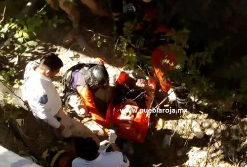 Ciclista sufre accidente en puente de la Vía Atlixcáyotl