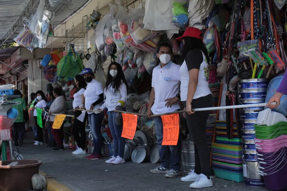 Locatarios del Mercado Amalucan hacen cadena humana, piden se frene obra de rehabilitación