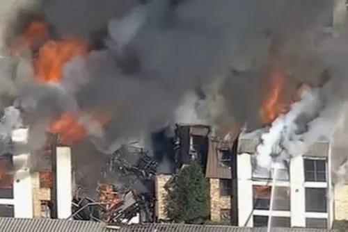 Video: Al menos tres heridos tras incendio en un complejo de departamentos en Dallas