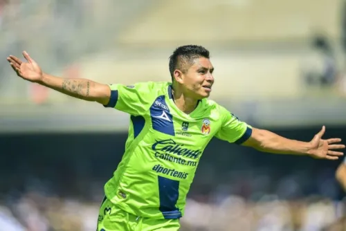 Morelia recupera la sonrisa al derrotar 2-1 a Pumas que se separa del liderato