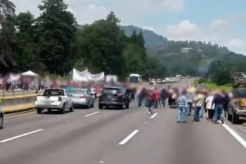 Continúa el bloqueo por parte de ejidatarios de Santa Rita Tlahuapan en la autopista México-Puebla