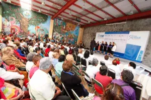 Cerca de mil adultos mayores asisten a Caravana Artística durante sus festejos