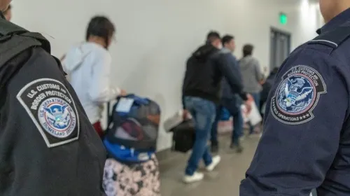 Juez de Florida declara inconstitucional transporte de migrantes por policías