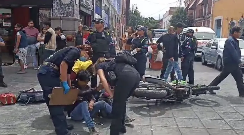 Camioneta de la FGE atropella a motociclista en calles del centro de la ciudad