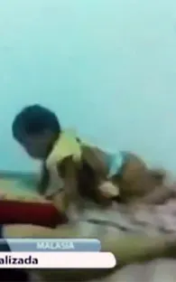 Madre da tremenda golpiza a su bebé (VIDEO)