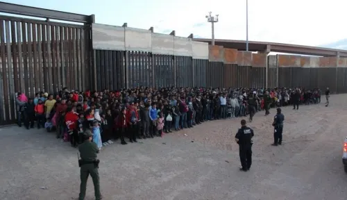 Más de 200 migrantes se entregan a la Patrulla Fronteriza en El Paso, Texas