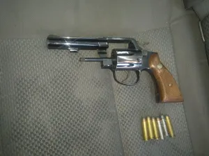 Aseguran a dos personas en posesión de arma de fuego sin licencia