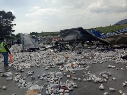 Cierre total en la México Puebla por volcadura de tráiler que transportaba cerveza