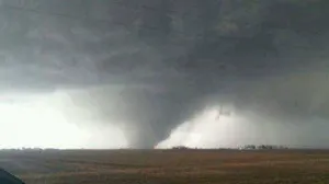 Fuertes tornados golpean a EU y dejan un saldo de 5 muertos y graves daños materiales