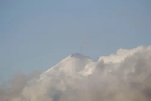 Cimas de volcanes se pintan de blanco por frente frío 38