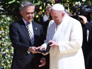 Entrega Mancera llaves de la ciudad al Sumo Pontífice
