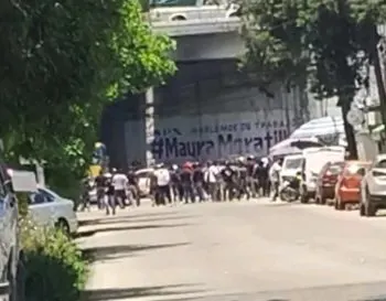 Palos, piedras y caos: ambulantes de la 28 de Octubre y Antorcha Campesina protagonizan riña
