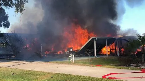 Helicóptero cae sobre casas y deja 2 muertos en Florida