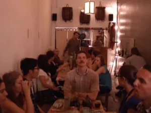 Restaurante en NY prohíbe a comensales hablar o contestar su teléfono