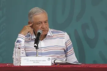 Cae 7.7% aprobación de AMLO en el último mes