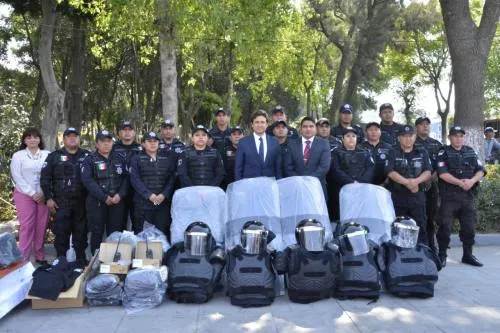 Reciben CERESO y Servicios Públicos de Cholula uniformes y equipo