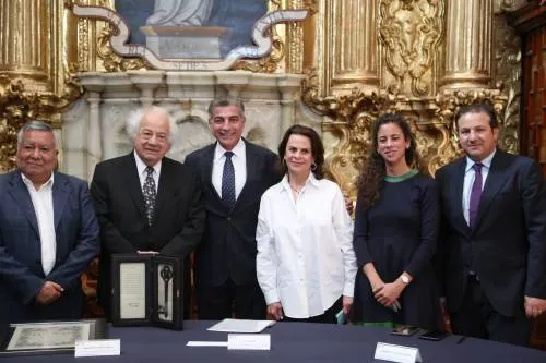 Tony Gali entrega Clavis Palafoxiana al director de la Filarmónica 5 de Mayo