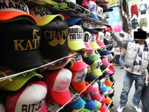 El Chapo y Kate inundan Tepito; camisetas, gorras y DVD al por mayor