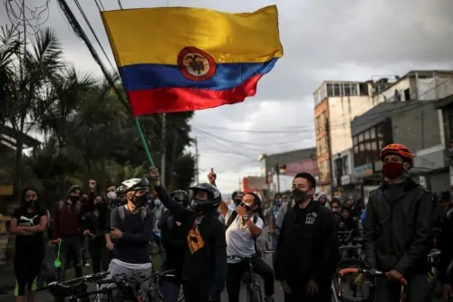 Suman 10 muertos tras protestas por abuso policial en Colombia