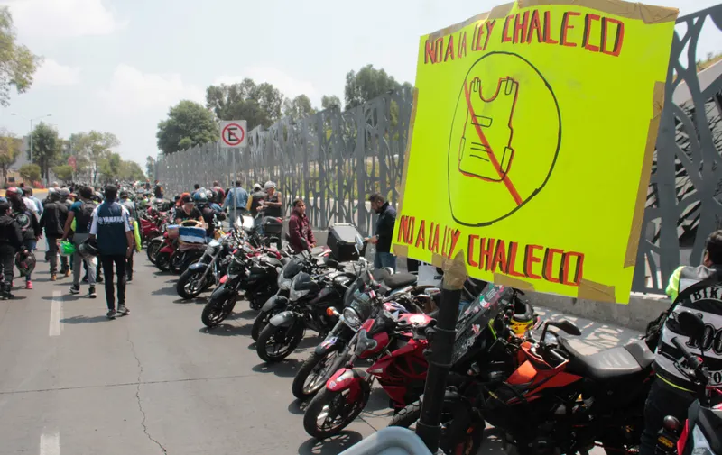 Motociclistas protestan en el Congreso de Puebla contra Ley Chaleco